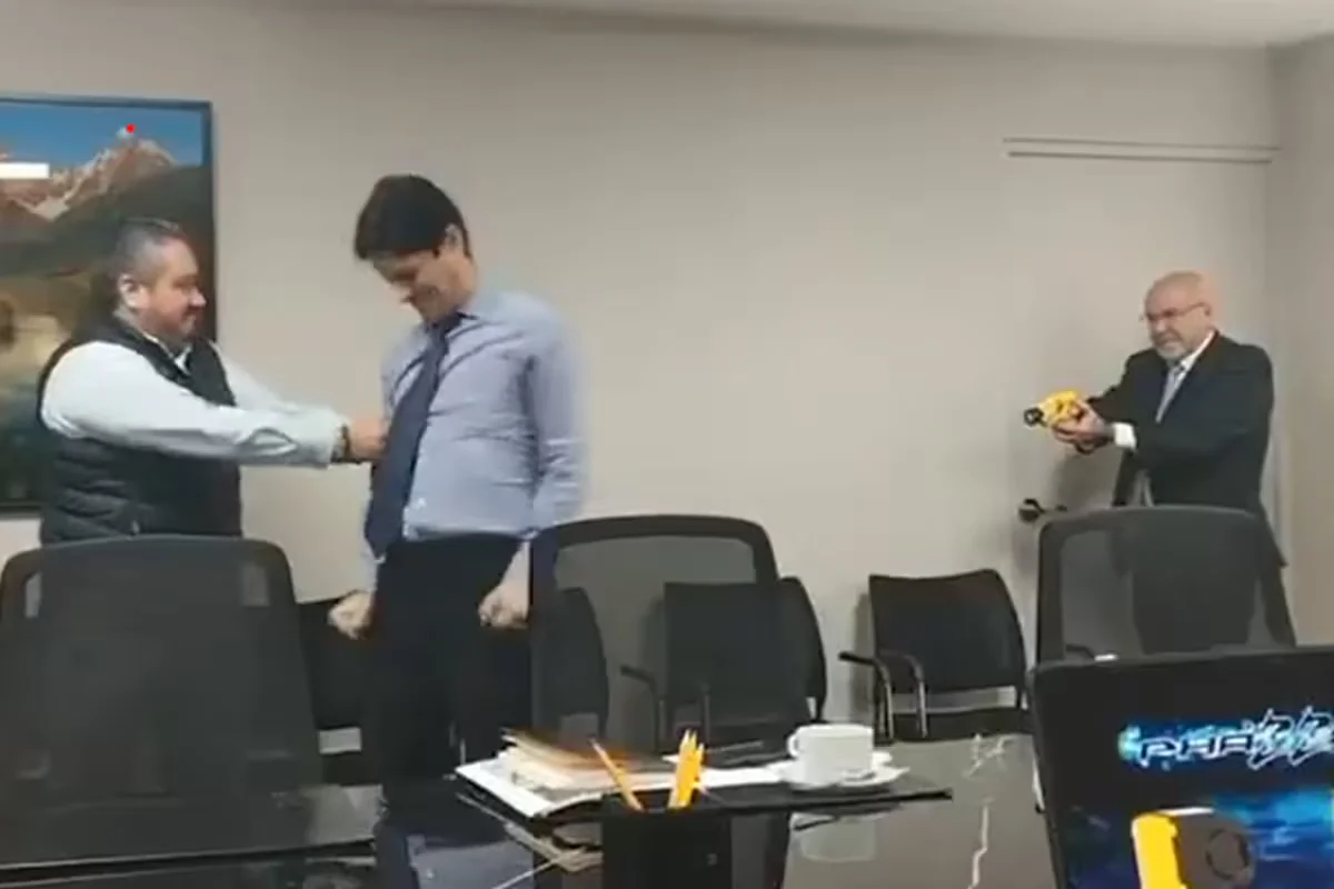el-alcalde-peruano-que-disparo-con-una-taser-H2JFI4G4KRGNVNCZDZ64ZVP7IE