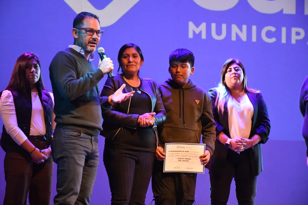 becas-estudiantiles-municipales-2025-1024x682