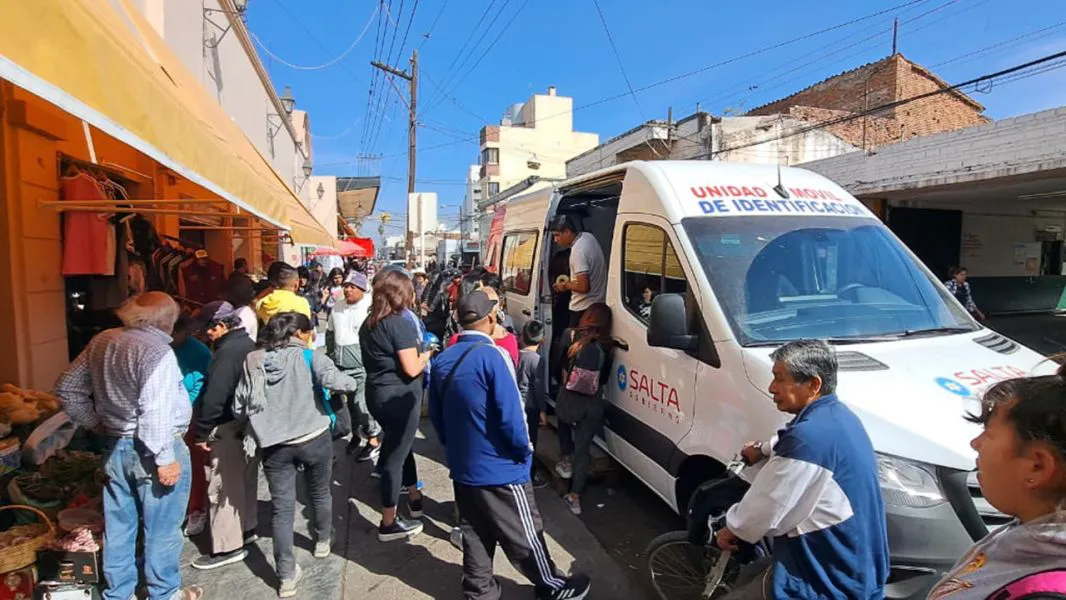 97782-operativos-de-identificacion-en-el-mercado-san-miguel-y-barrio-pablo-saravia