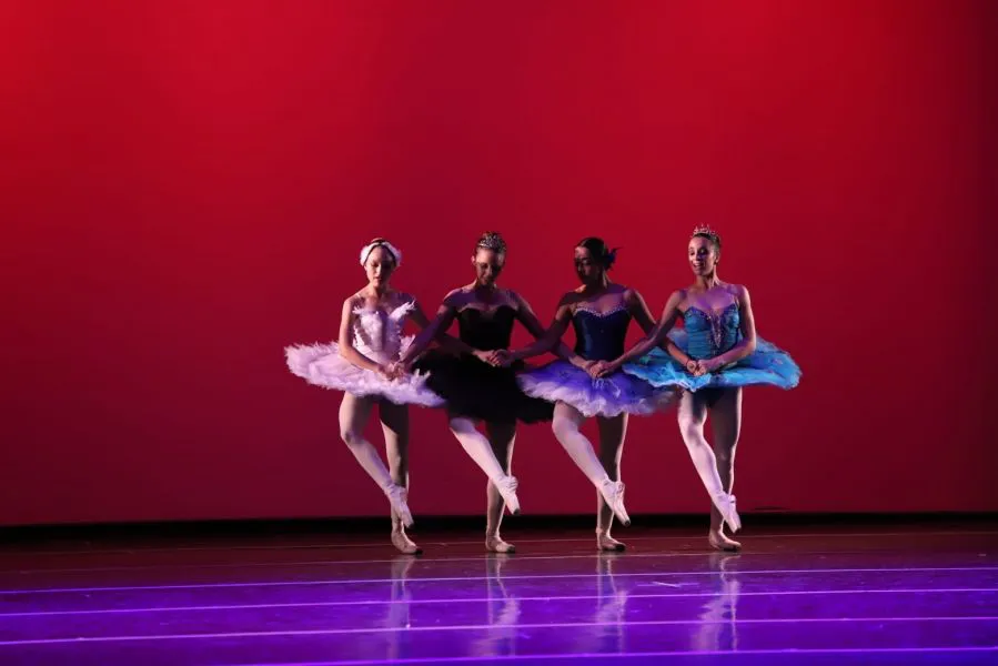 1709-integrantes-del-ballet-junto-a-la-profesora-y-secretaria-de-cultura-sabrina-sansone