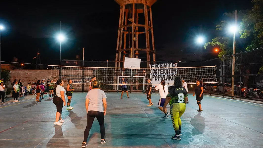 16339-el-gobierno-y-el-frente-de-cooperativas-populares-realizaron-realizo-mejoras-en-un-playon-deportivo-en-la-zona-sudeste-de-la-ciudad