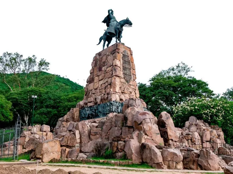 84503-maniana-funcionara-un-vacunatorio-en-el-monumento-al-general-guemes