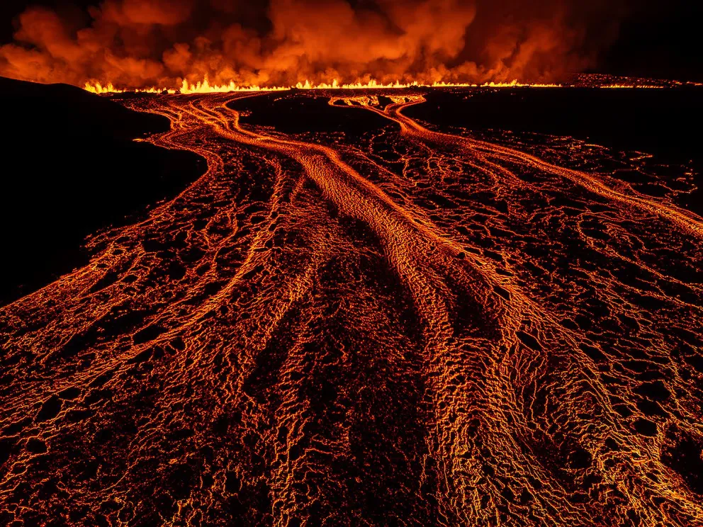 La lava se aproximó al famoso spa geotermal "Blue Lagoon", consumiendo un edificio de servicios y el estacionamiento (AP