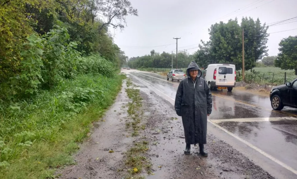 105630-asistencia-policial-a-personas-afectadas-por-las-intensas-lluvias-en-capital-y-valle-de-lerma