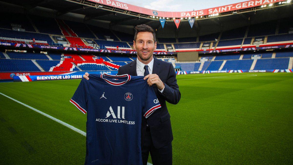 messi-visito-el-estadio-puerto-los-principes-y-se-tomo-la-foto-su-nueva-camiseta
