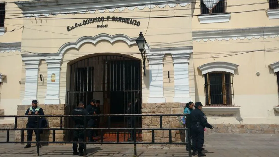 97414-por-desinfeccion-se-suspenden-las-clases-en-la-escuela-sarmiento