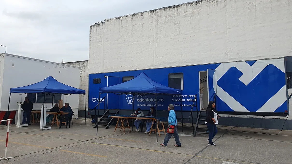 movil-en-la-playa-de-estacionamiento-2