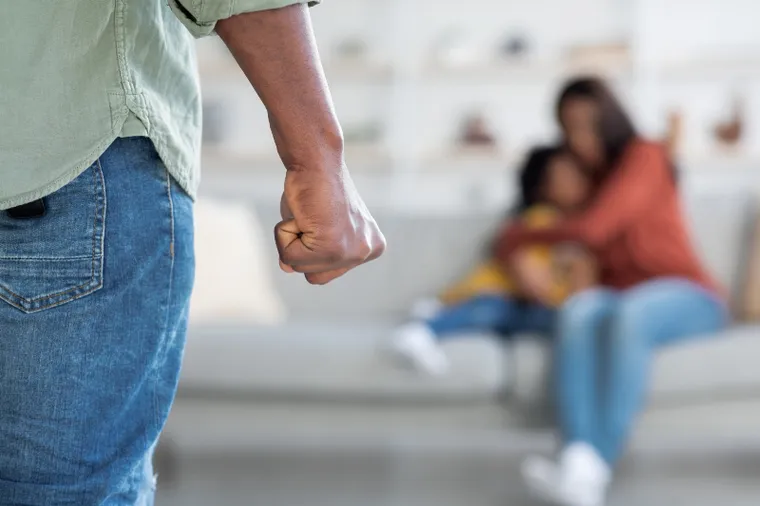 la-violencia-domestica-afecta-principalmente-mujeres-adolescentes-y-ninos-foto-shutterstock