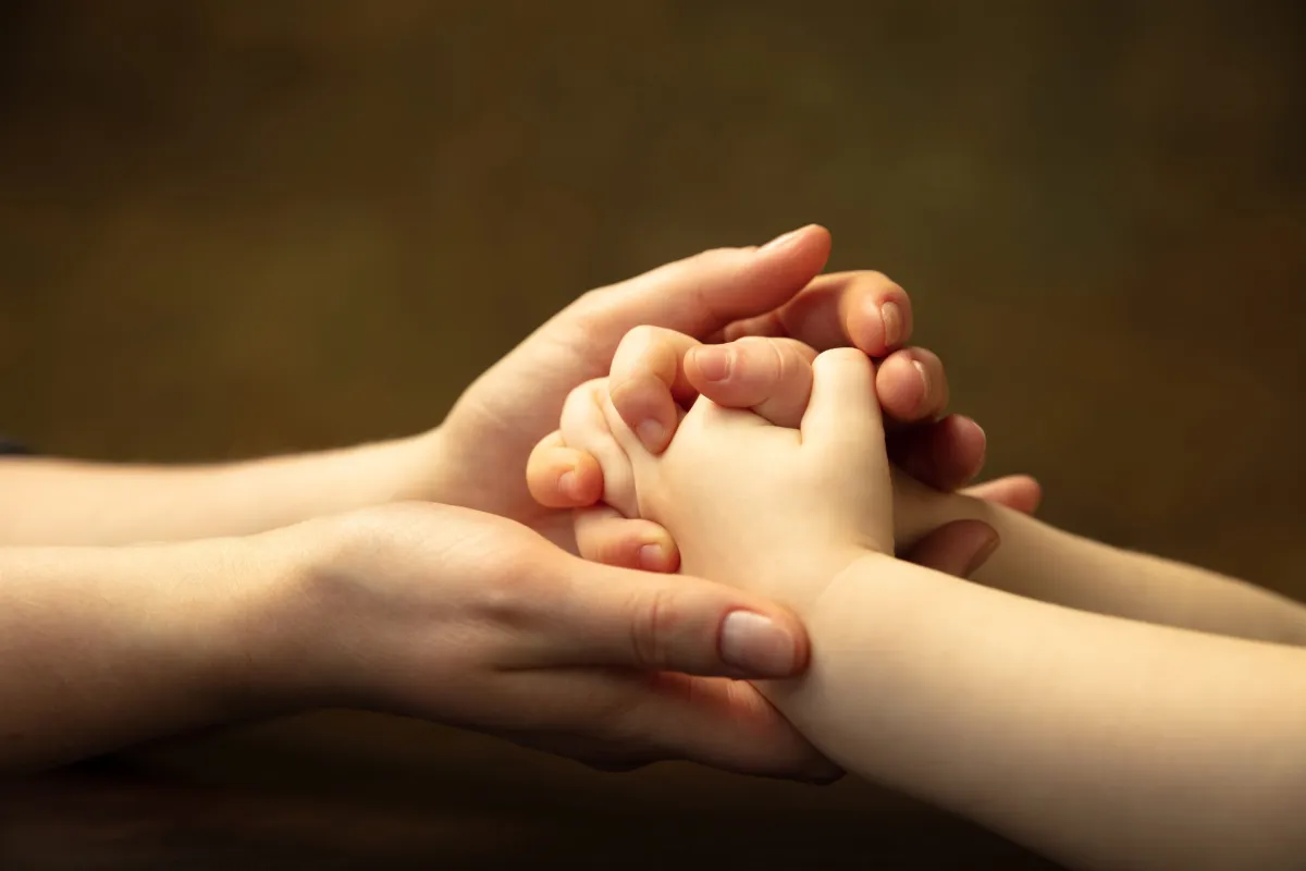 tomados-mano-aplaudiendo-como-amigos-primer-plano-manos-mujeres-ninos-haciendo-cosas-diferentes-juntos-familia-hogar-educacion-infancia-concepto-caridad-madre-e-hijo-o-hija-riqueza-scaled