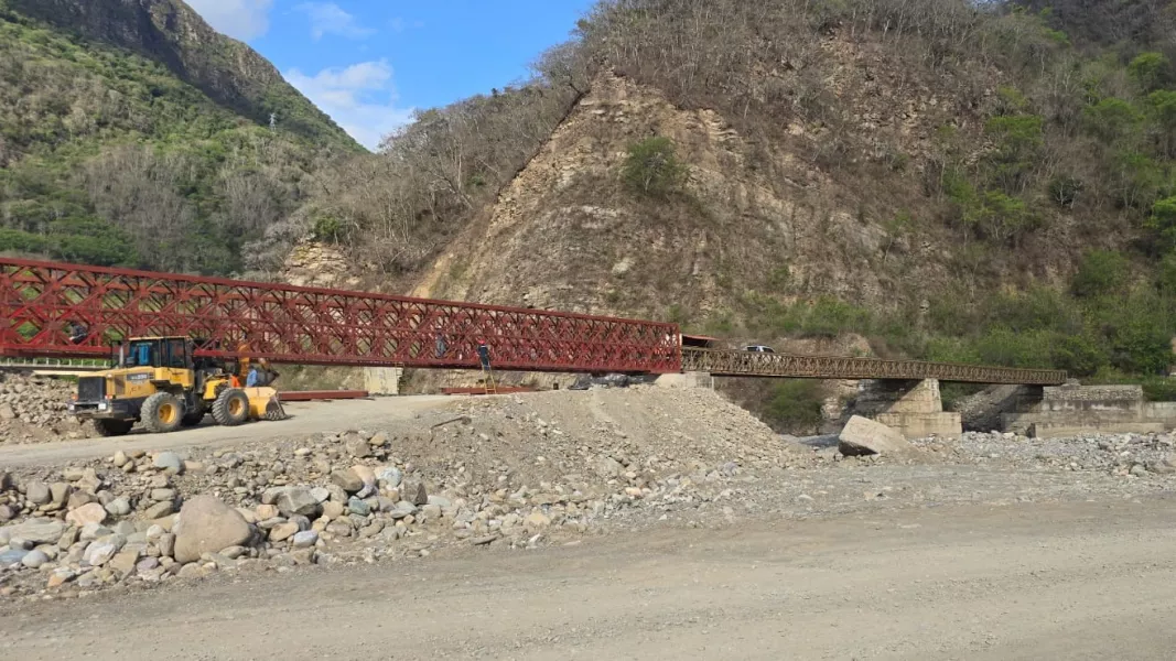 110752-saenz-anuncio-que-la-provincia-continua-el-montaje-del-puente-bailey-de-los-toldos