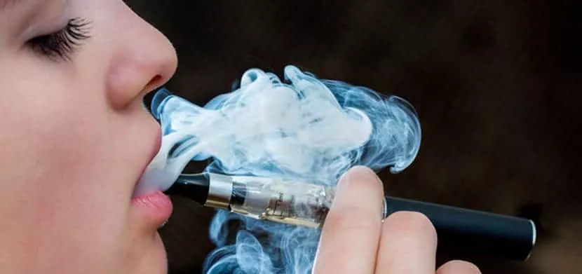 joven-con-cigarrillo-electronico
