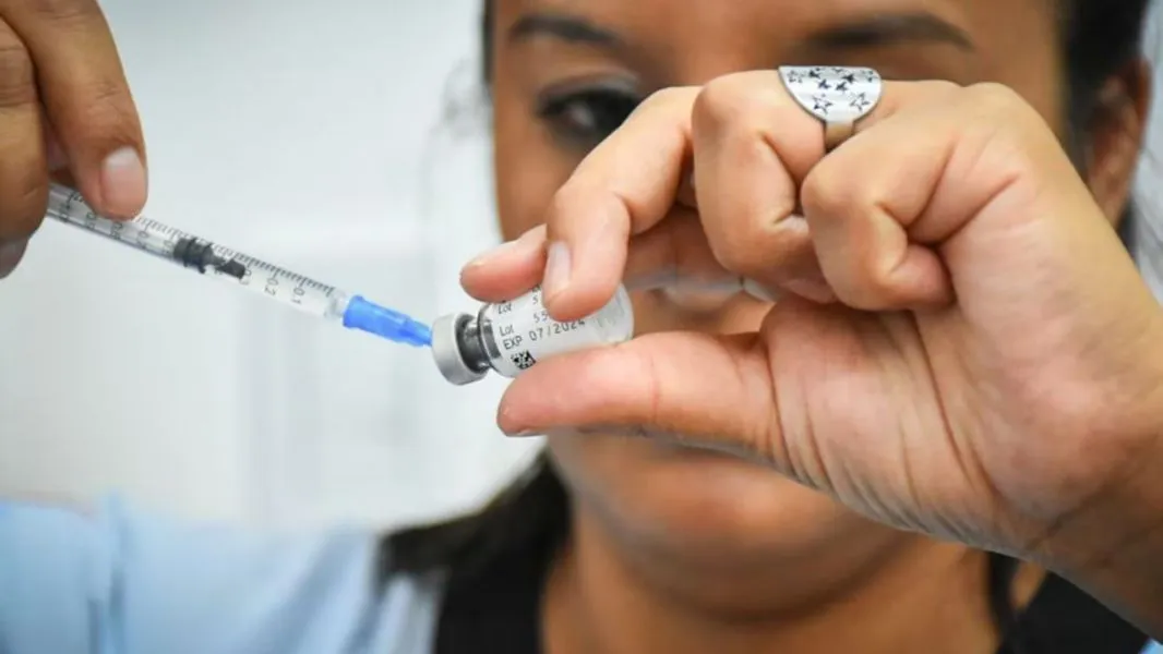 97884-desde-el-viernes-estaran-disponibles-las-vacunas-contra-el-dengue-en-las-zonas-priorizadas