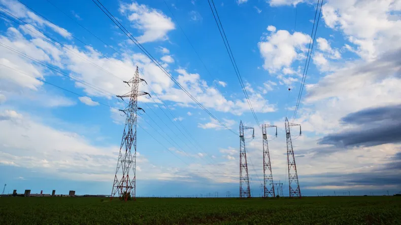 transporte-energia-electrica-electricidad-luz-tension-cables-torres