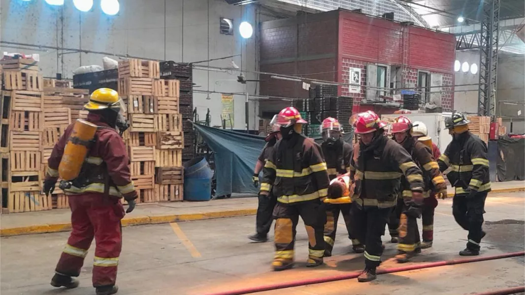 105024-defensa-civil-participo-de-un-simulacro-de-evacuacion-en-el-mercado-cofruthos