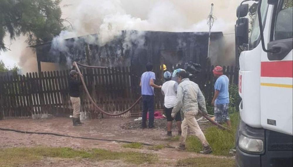 55542-dos-ninios-murieron-en-un-incendio-en-colonia-santa-rosa