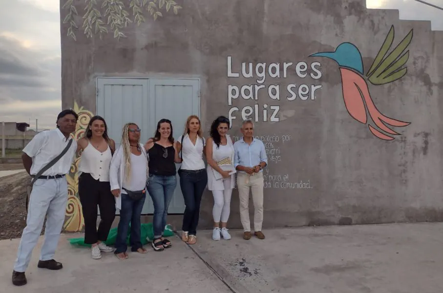 93152-vecinos-del-parque-sur-compartieron-con-artistas-la-pintura-de-un-mural-en-el-anfiteatro-del-parque-sur