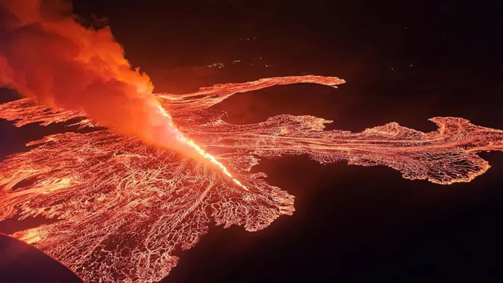 Chorros y flujos de lava tras la erupción de un volcán en la península de Reikianes, cerca de Grindavik, Islandia, en es