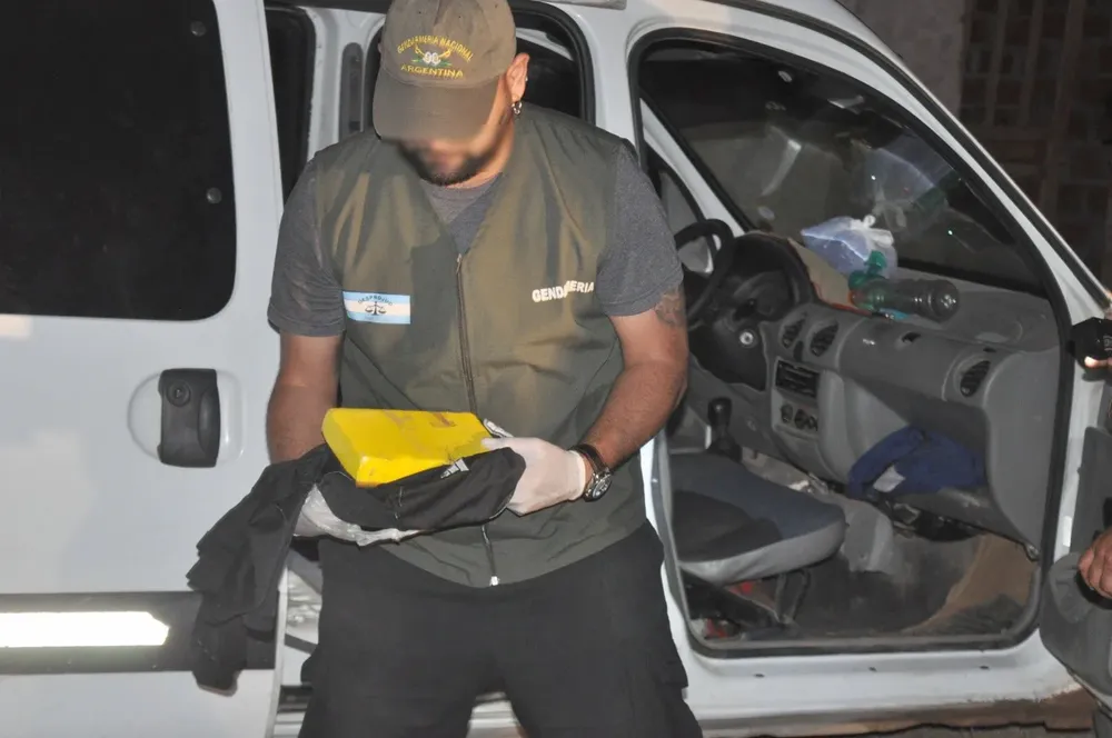 DETIENEN A TRES HOMBRES, ALLANAN INMUEBLES Y SECUESTRAN 49 KILOS DE COCAÍNA (4)