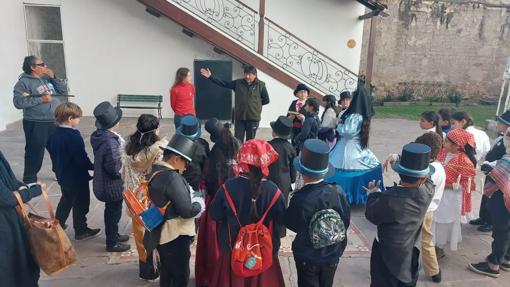 semana-de-mayo-estudiantes-visitan-el-museo-de-la-ciudad-1536x865