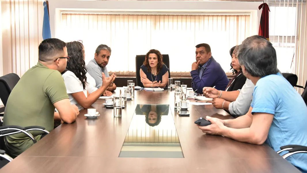 97830-la-ministra-de-educacion-se-reunio-con-padres-de-alumnos-de-la-escuela-sarmiento