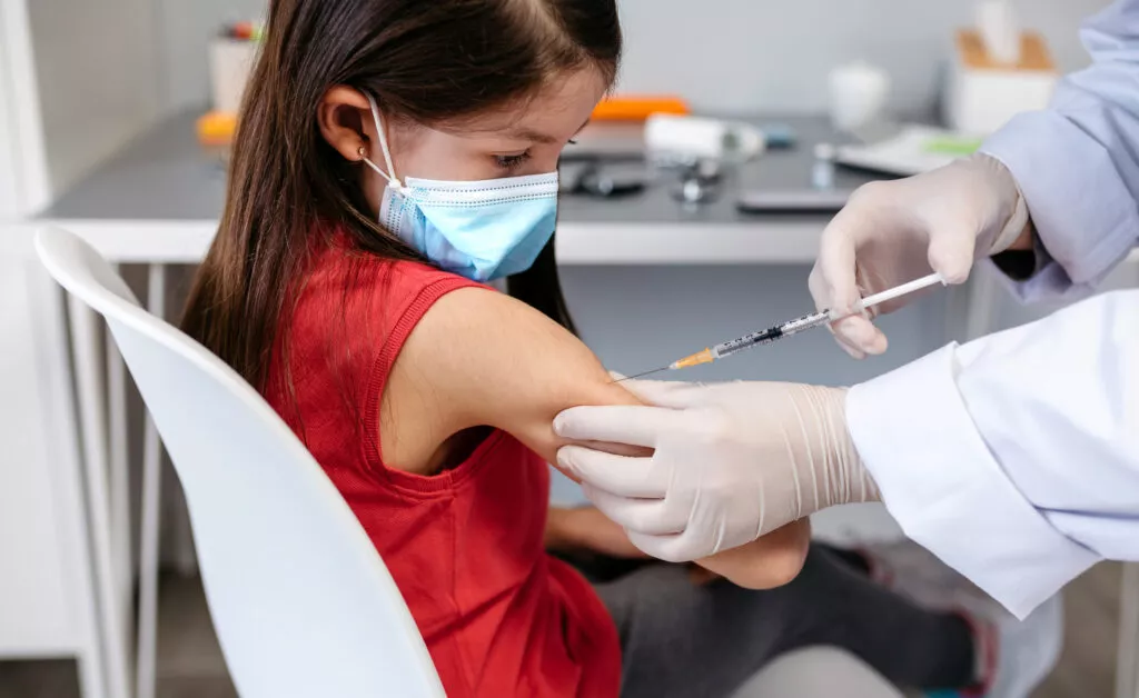 Comienza-la-vacunacion-con-Moderna-Pediatrica-para-ninos-de-6-meses-a-5-anos