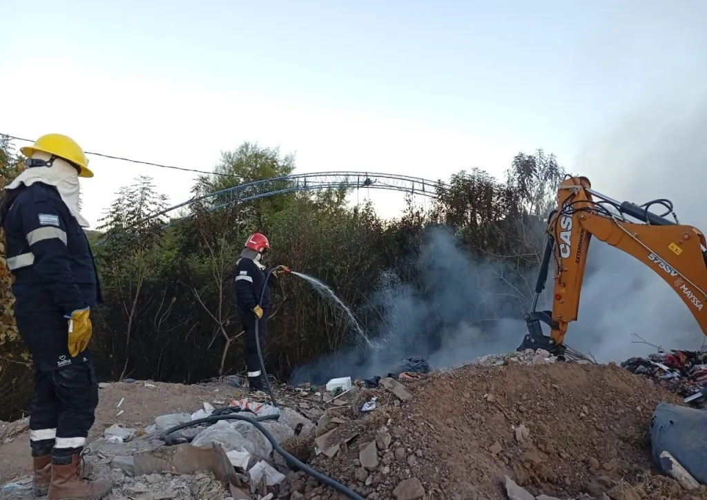 personal-municipal-trabaja-en-el-control-de-un-incendio-de-pastizales-en-zona-sudeste-3-1024x724