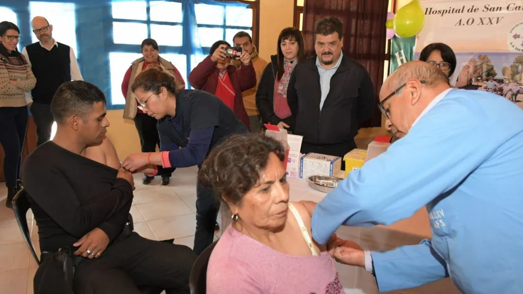 96601-en-san-carlos-se-vacuna-al-personal-estrategico-contra-el-dengue