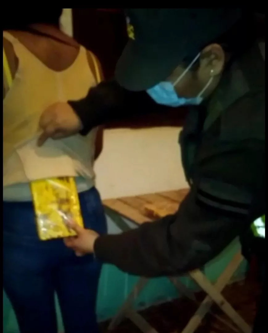 una_pasajera_llevaba_dos_ladrillos_de_cocaina_adosados_al_cuerpo_2