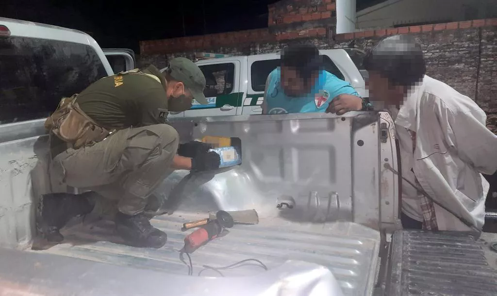 Detectan más de 112 kilos de cocaína oculta en diferentes sectores de una camioneta (1)