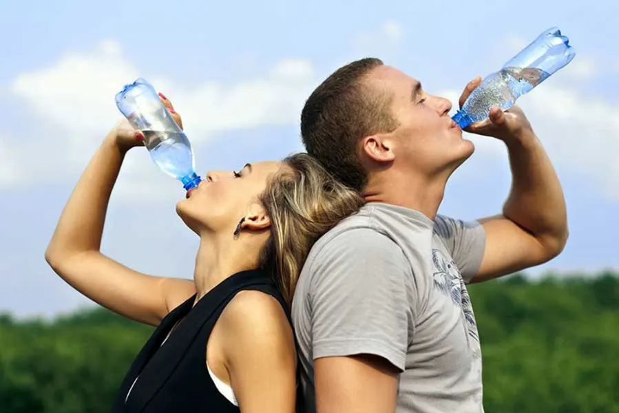 72402-beber-agua-en-cantidad-suficiente-es-tan-importante-como-alimentarse