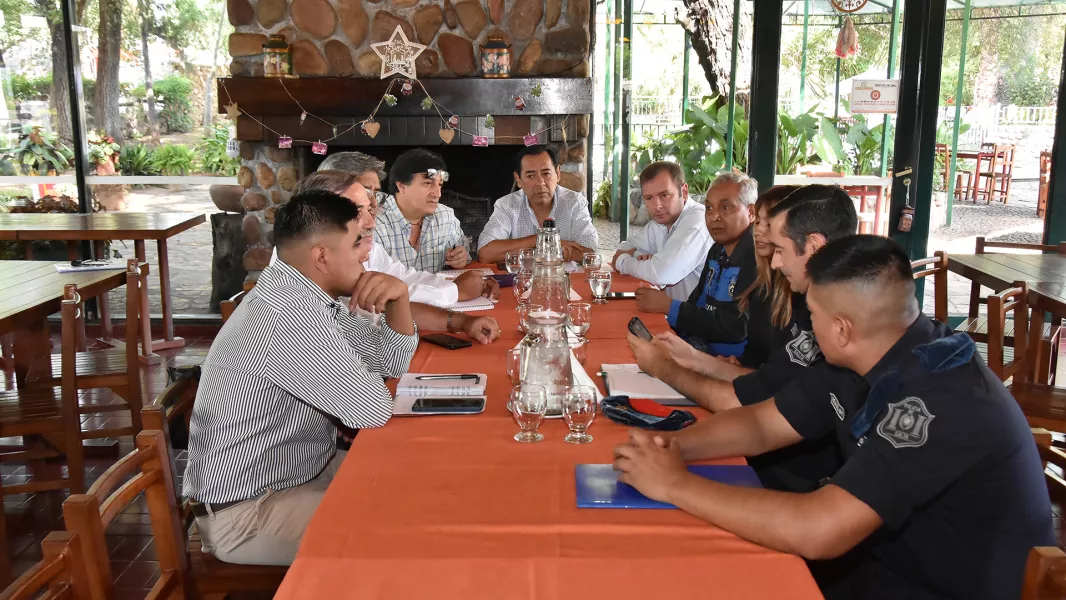 15406-reunion-de-funcionarios