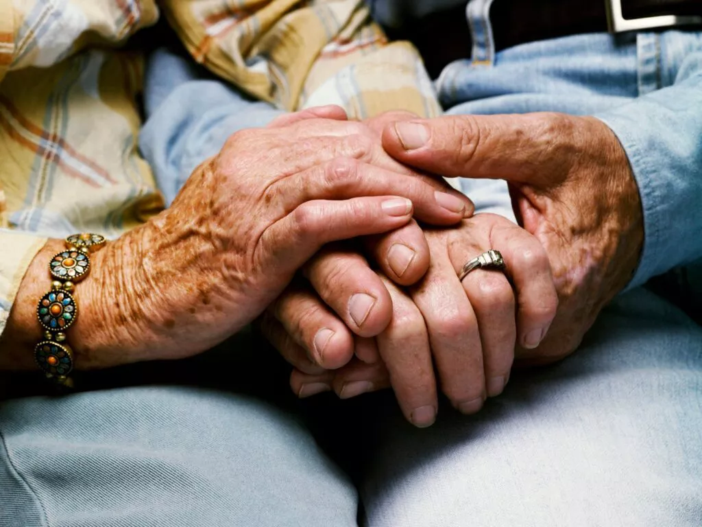 Pareja-de-ancianos-toman-sus-manos-hasta-el-ultimo-momento-2-1024x768
