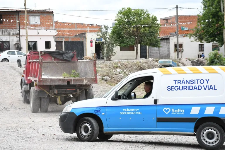camion-arrojando-basura-en-rio-arias-3-768x512