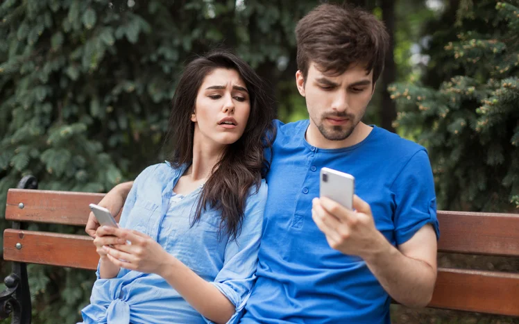 mujer_viendo_celular_novio