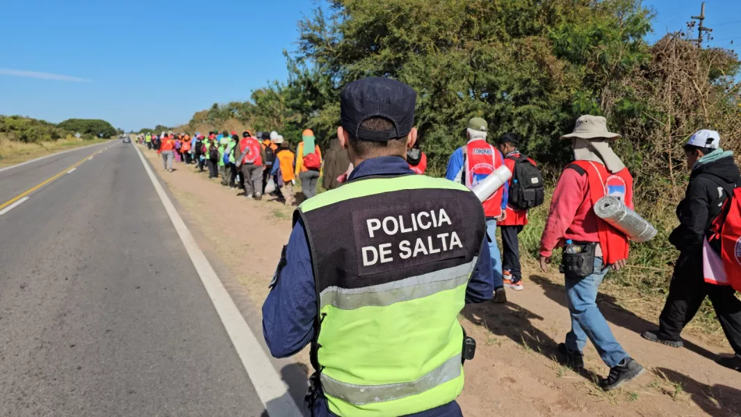 19445-seguridad-acompania-a-cientos-de-peregrinos-por-el-milagro-2025