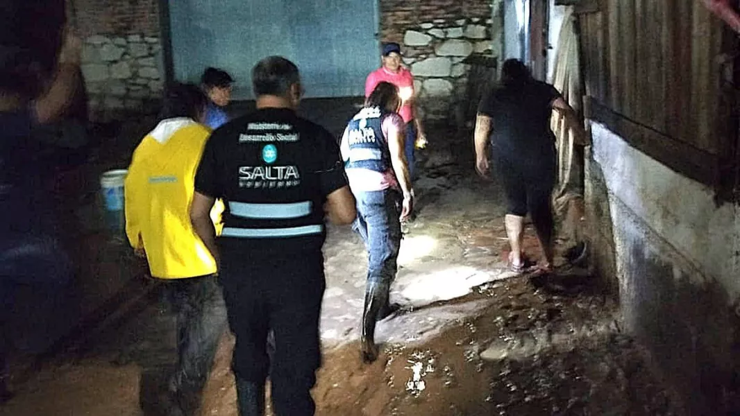 105742-desarrollo-social-asistio-a-familias-de-la-merced-y-rosario-de-lerma-tras-las-intensas-lluvias