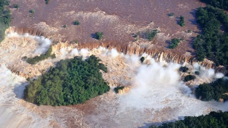 las-cataratas-del-iguazu-estan-volcando-6-veces-el-caudal-habitual-y-tuvieron-que-cerrar-las-pasarelas-para-turistas-1367038