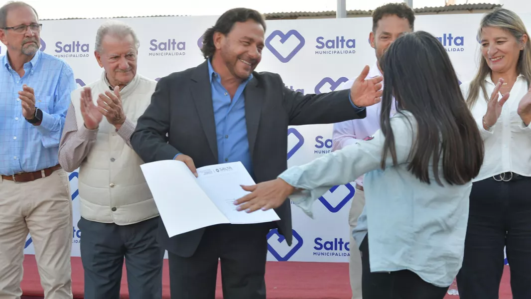 17189-saenz-entrego-a-270-familias-de-capital-las-escrituras-de-sus-terrenos