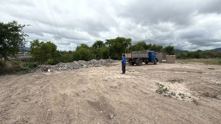 arrojo-escombros-al-rio-1-768x432
