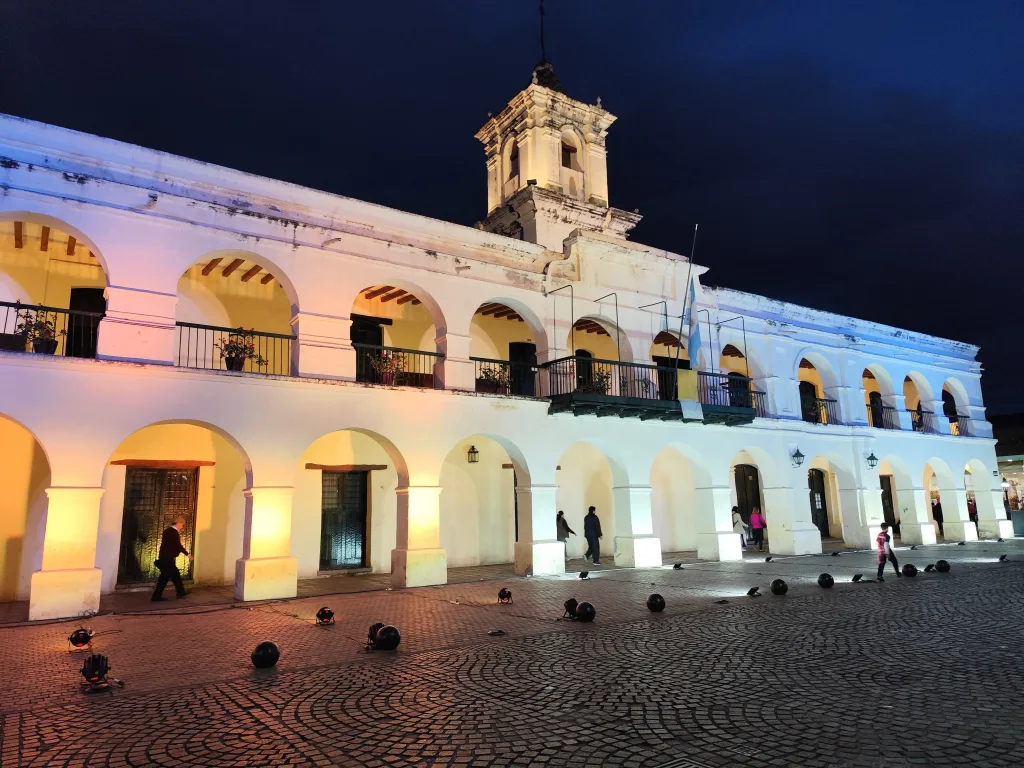 iluminacion-cabildo-homenaje-papa-francisco-1-1024x768