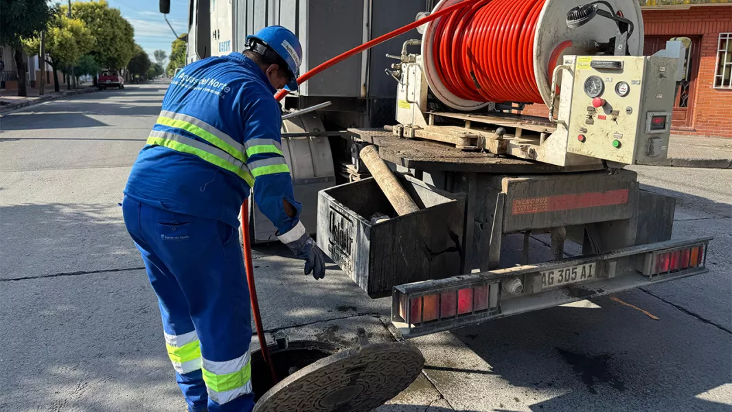 99533-tareas-de-mantenimiento-en-redes-de-cloacas-para-evitar-desbordes-en-calzadas