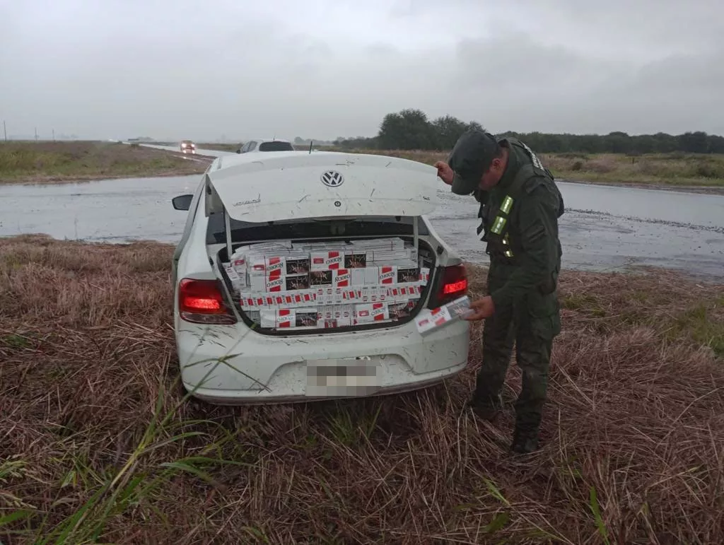hallan_auto_abandonado_con_5.730_paquetes_de_cigarrillos_ilegales_en_su_interior_4