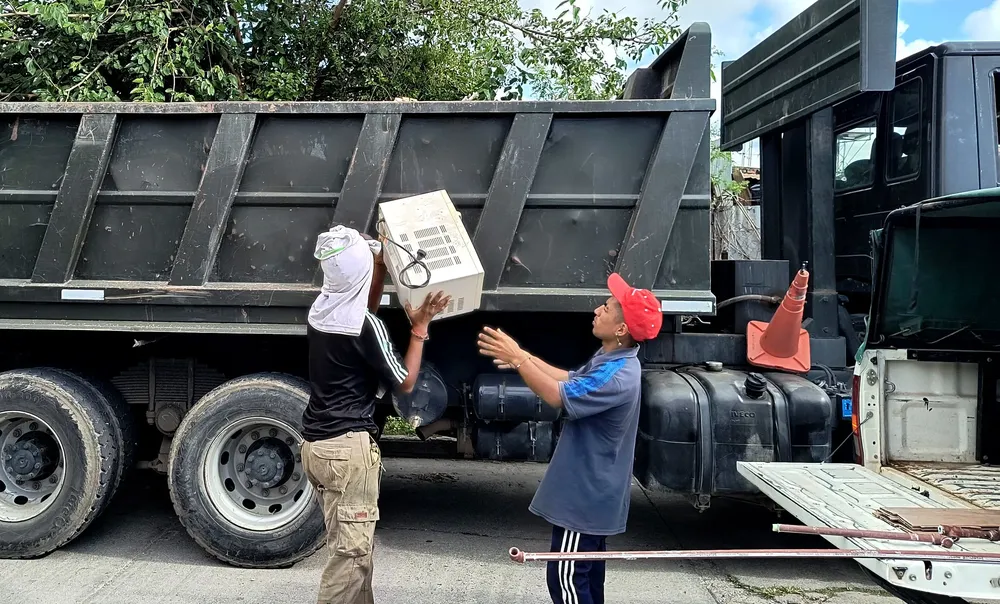 descacharrado-anselmo-rojo-b-jpg