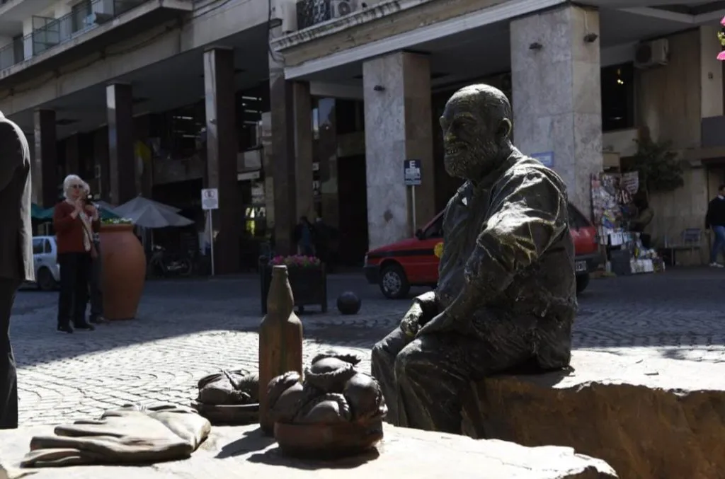 gustavo-cuchi-leguizamon-escultura-centro-1024x677