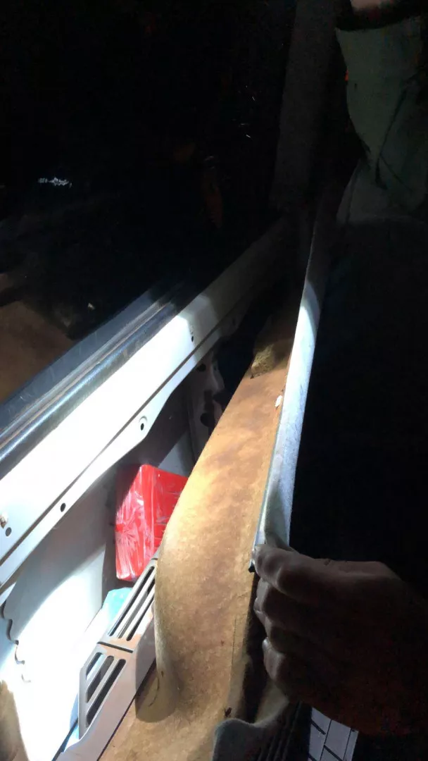 trasladaba_mas_de_tres_kilos_de_cocaina_en_los_paneles_de_un_minibus_2