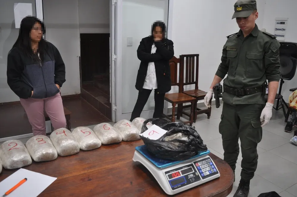 TRES DETENIDOS-MARIHUANA-COCAINA-SALTA-PISTOLA-OMNIBUS (1)