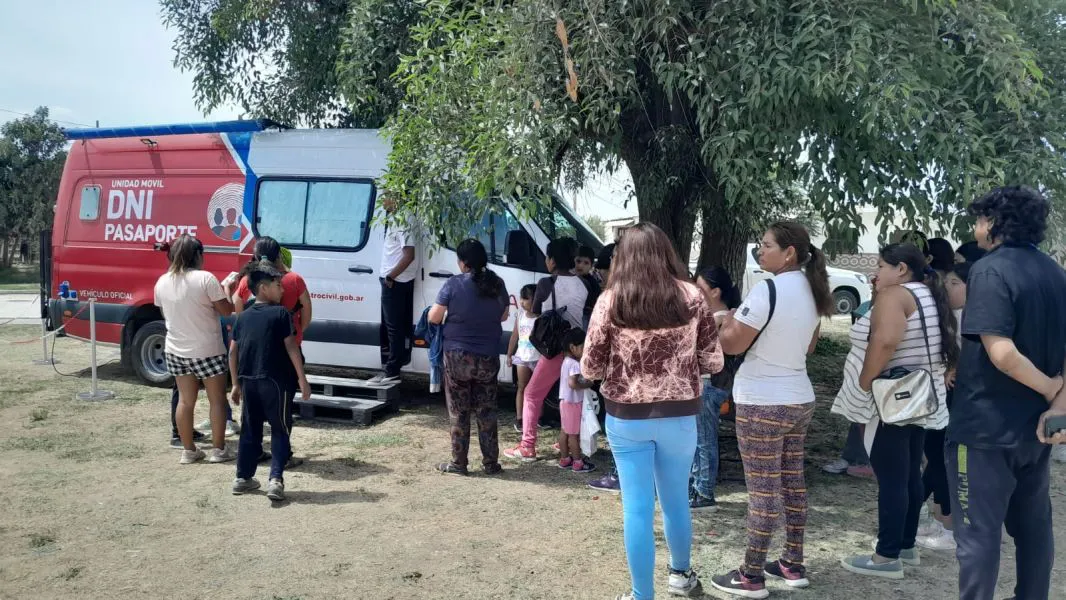 93113-vecinos-del-barrio-juan-manuel-de-rosas-podran-acceder-al-movil-de-identificaciones