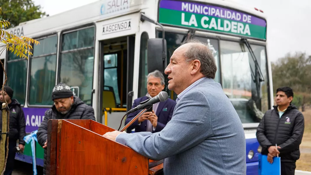 18312-un-colectivo-para-la-comunidad-saeta-entrego-un-vehiculo-a-la-caldera