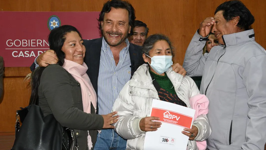 96017-gustavo-saenz-entrego-escrituras-a-200-familias-adjudicatarias-del-ipv-que-esperaron-hasta-42-anios