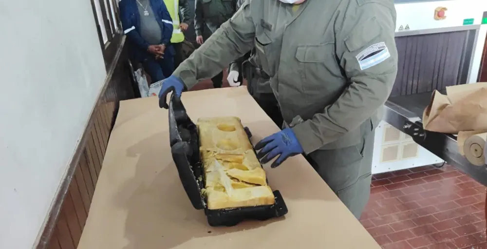 14 kilos 955 gramos de cocaína dentro de un depósito de agua limpiaparabrisas de un camión (2)
